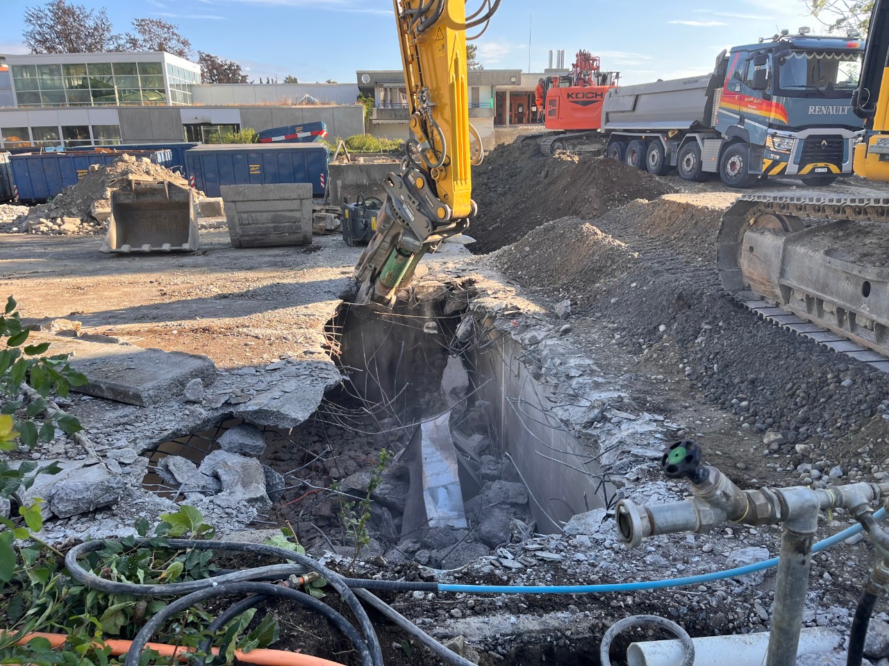 Abbruch der Tiefgaragendecke, neben dem früheren Velounterstand. 23.7.2025