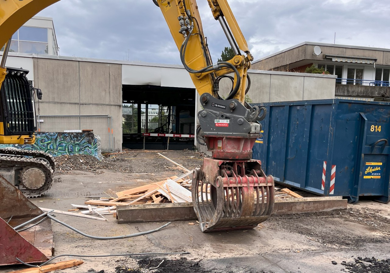 Auch im Aussenbereich sind die Bagger bereits aufgefahren.  14.7.2025
