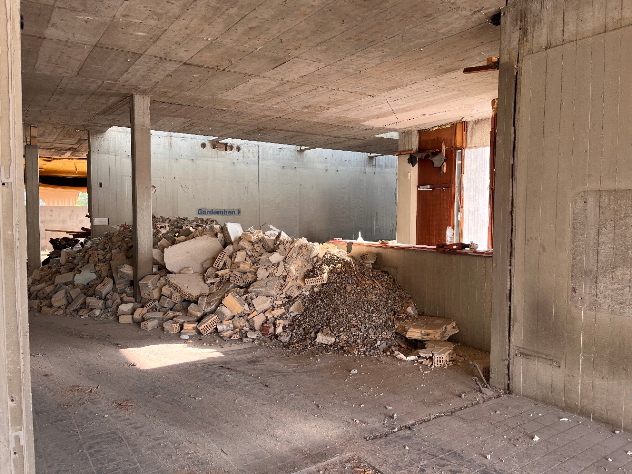 Bauschutt statt Empfangsdesk: Baustelle am 15.8.25.