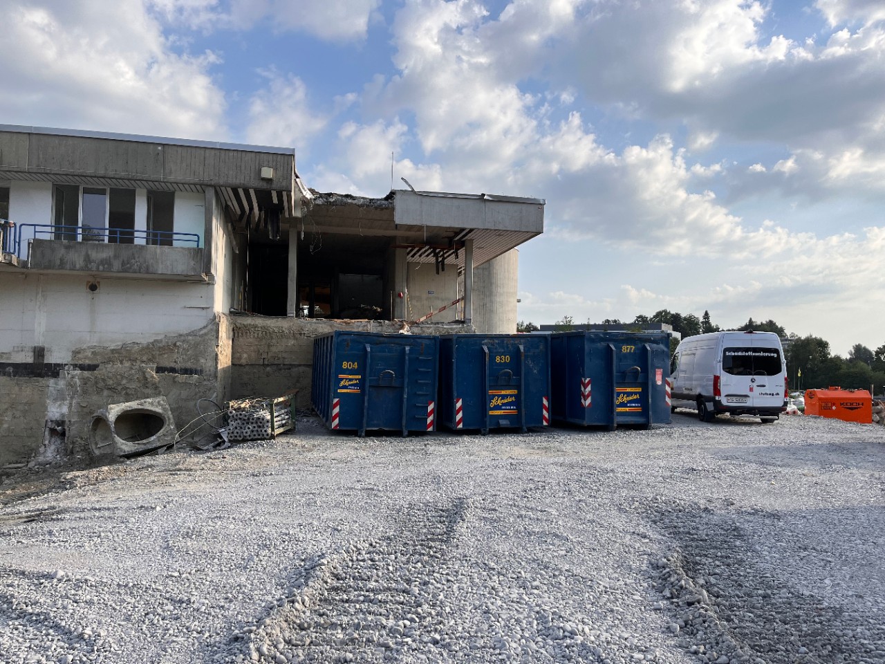 Unterhalb des früheren Eingangs stehen Mulden. 15.8.2025