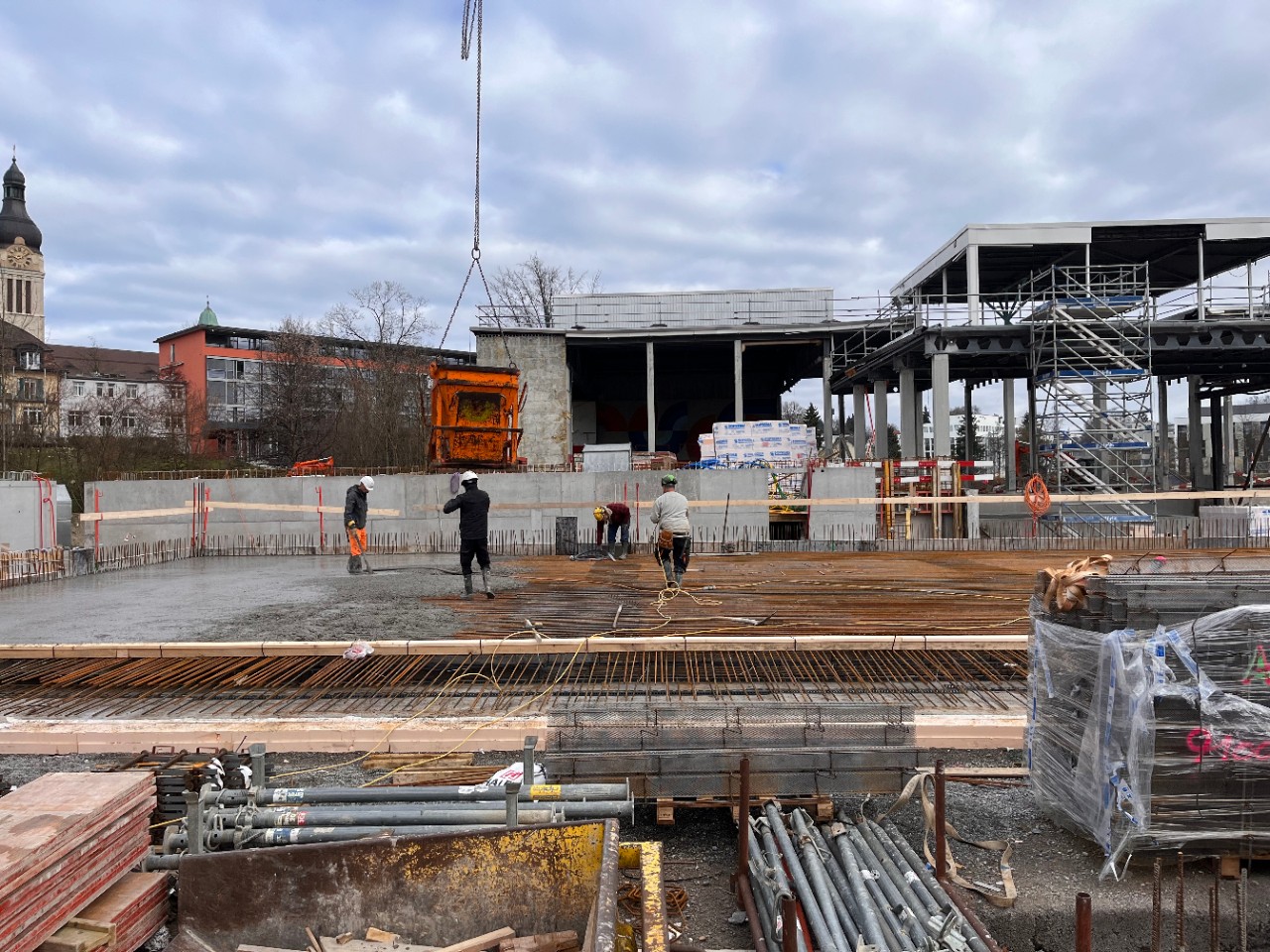 Erster Teil der Bodenplatten für das neue Schwimmbecken. Baustelle vom 17. März 2026
