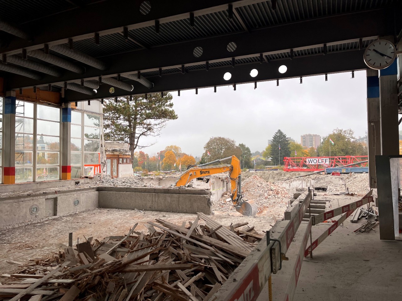 Blick vom Schwimmbecken ins Freie, 17. Oktober 2025.