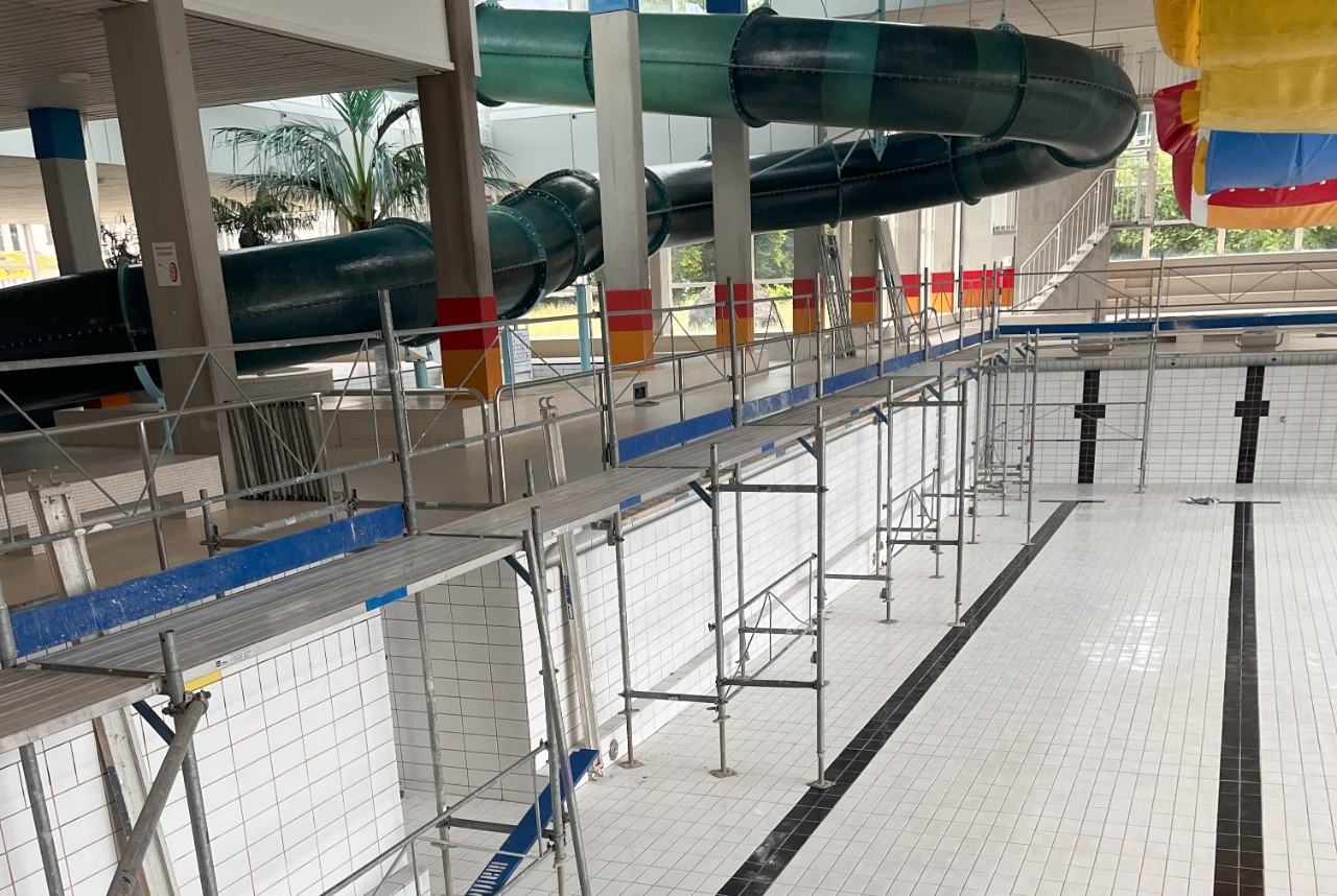 Arbeitsgerüste statt Wasser im Schwimmbecken: Die Bauarbeiten sind am 7. Juli 2025 pünktlich gestartet.