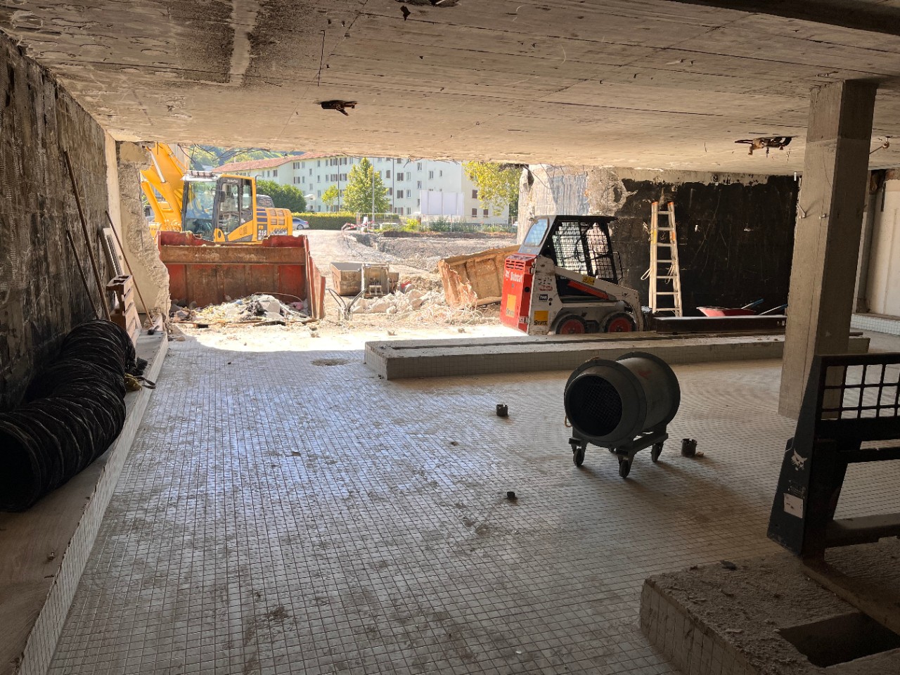 Ehemalige Garderobe mit offener Fassade. 26.8.2025