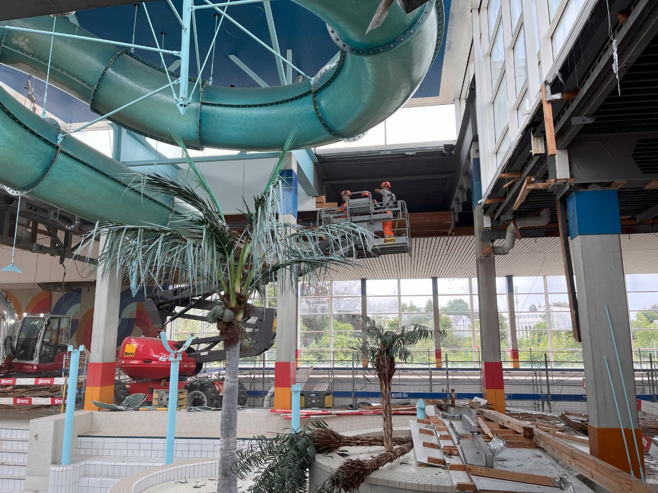 Die Palmen verbreiten auch auf der Baustelle sommerliches Flair.  14.7.2025