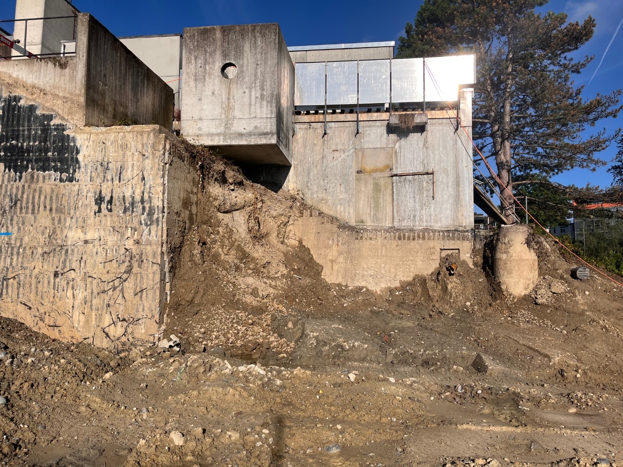 Die nordöstliche Gebäudeecke ist freigegraben. 23.7.2025