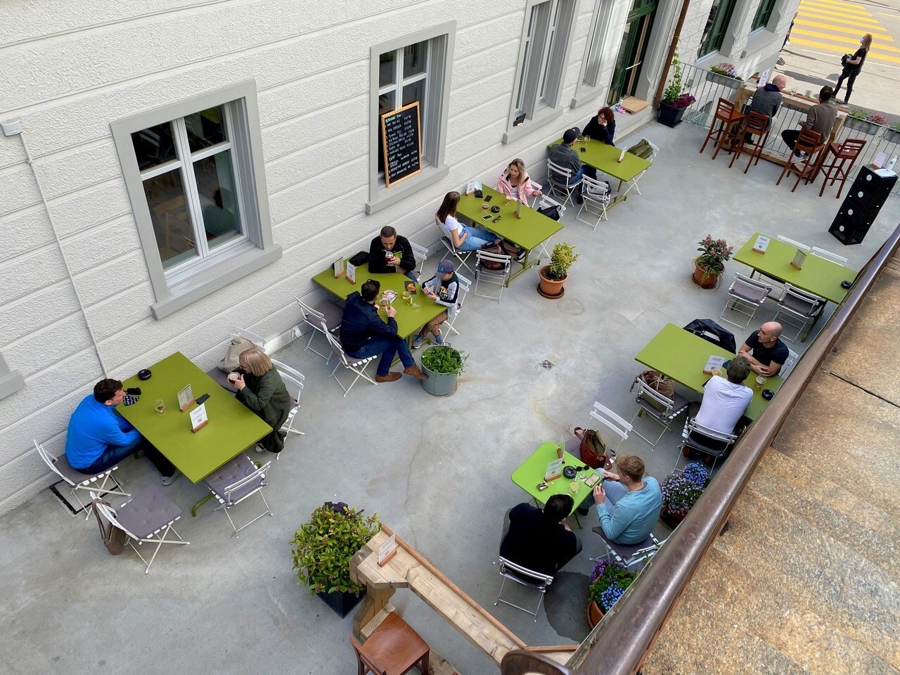 Terrasse Hermann Bier Brauerei und Lokal.jpg