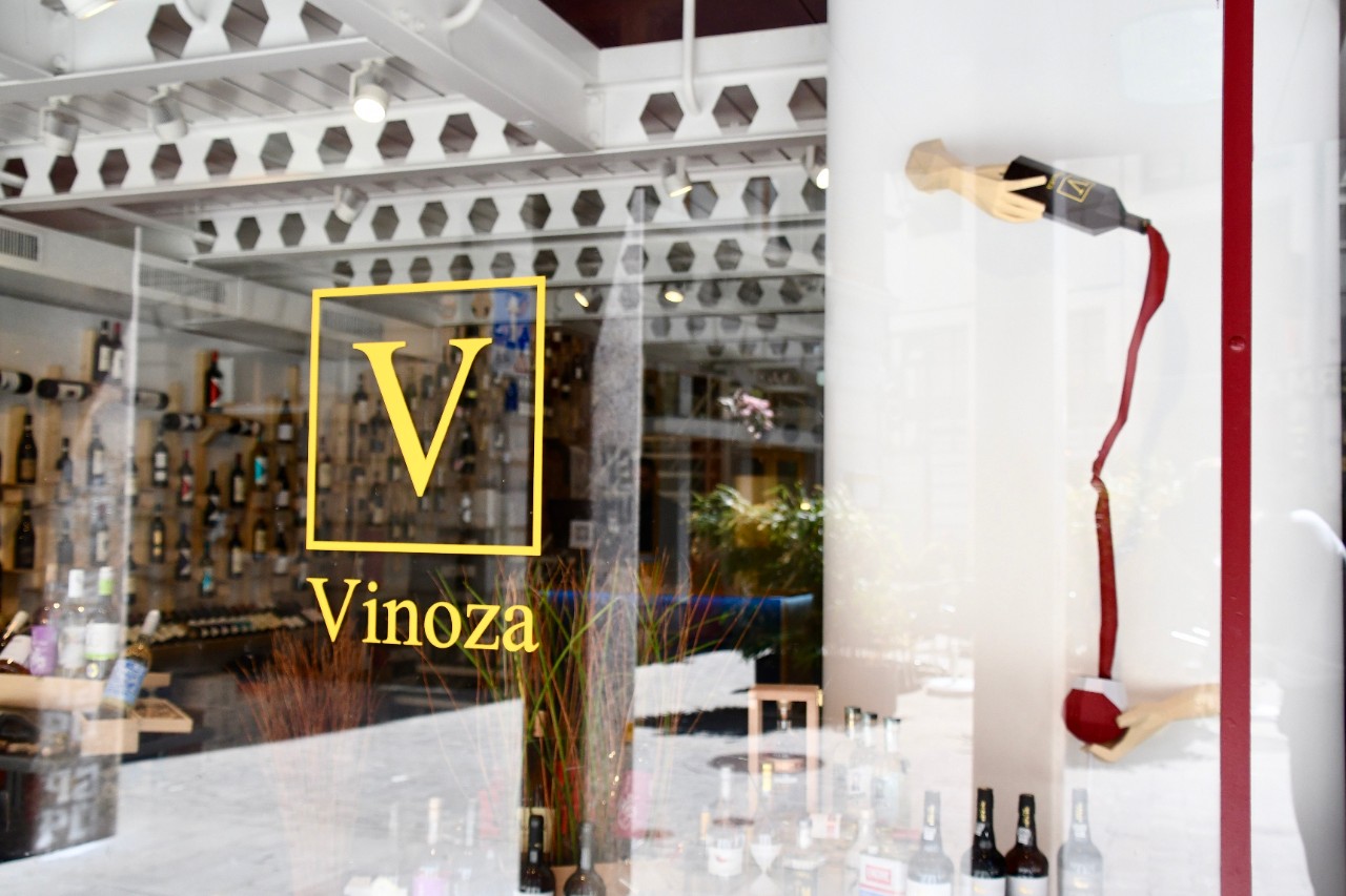 Einblick in die Vinothek Vinoza.jpg