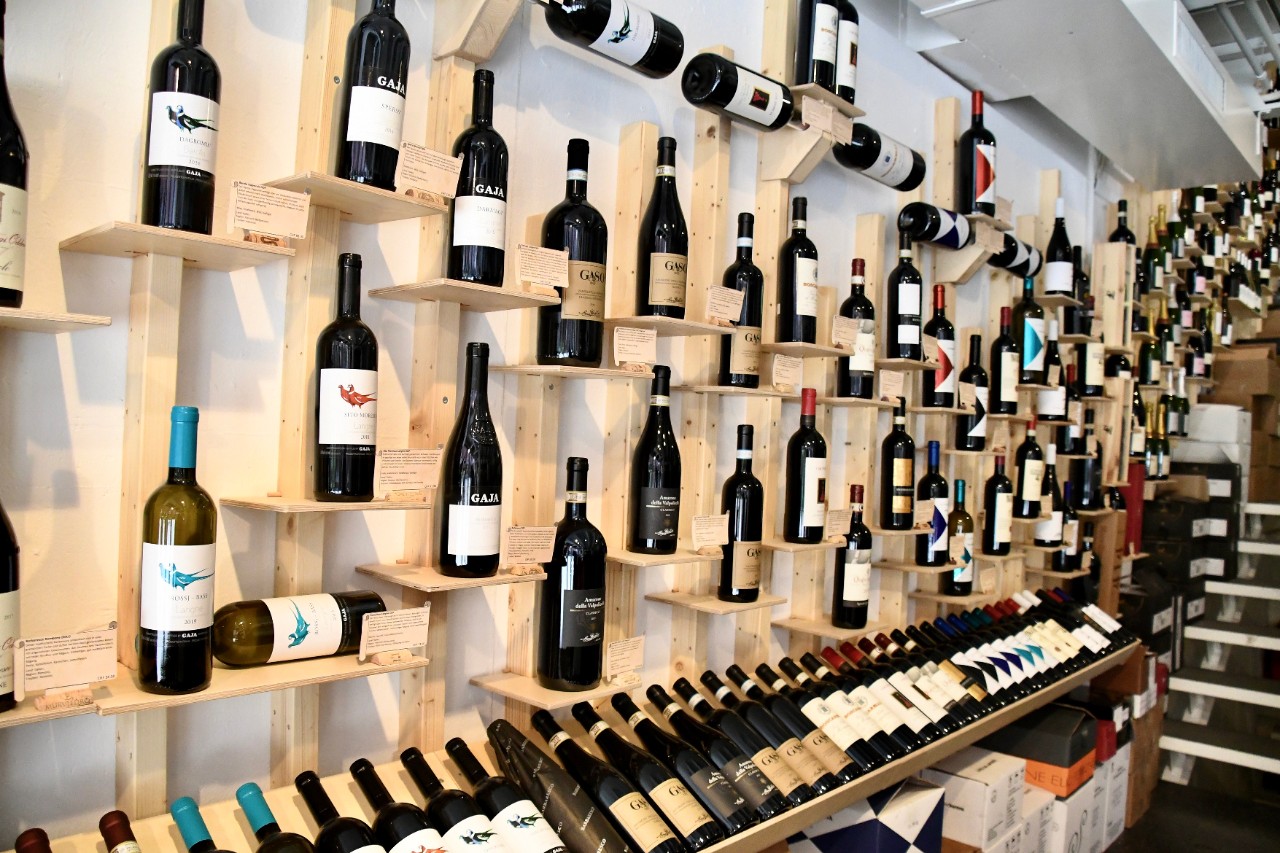 Weinregale bei Vinoza.jpg