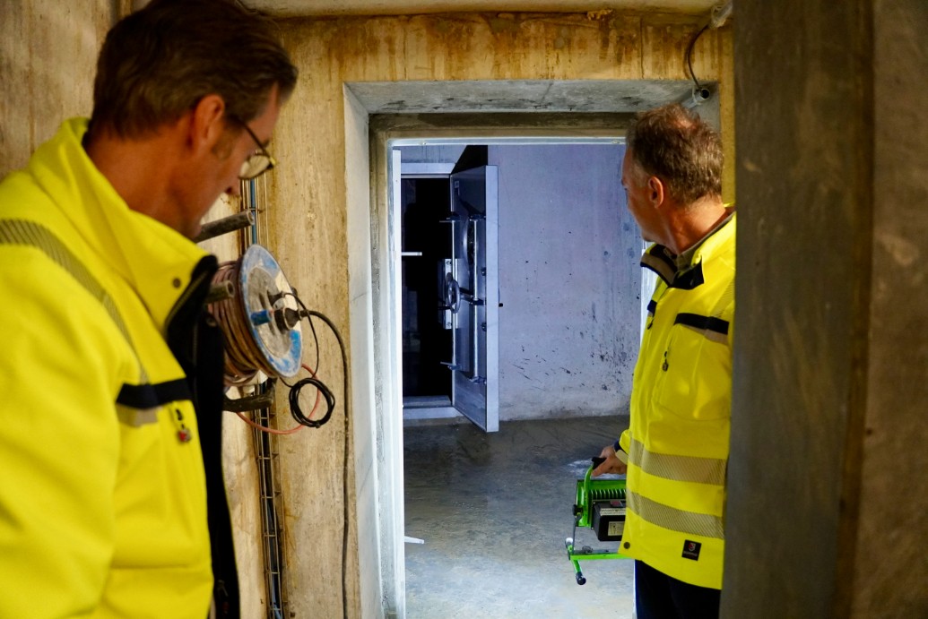 Licht an: Mit dem Akku-Scheinwerfer geht’s in den ersten von drei Räumen. Hier fliessen bis zu 300 Liter pro Sekunde rein, das entlastet die Kanalisation um bis zu 75 Prozent.