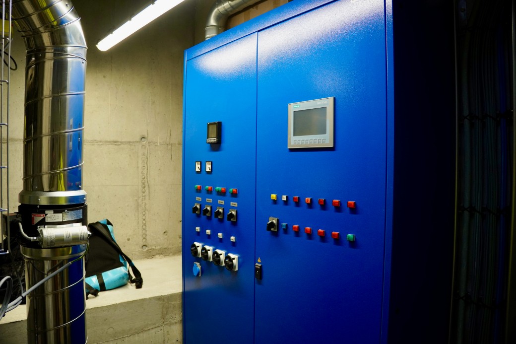 Im Vorraum sind die Steuerelemente – hier leuchtet’s, wenn sich Gase bilden sollten oder sonst etwas nicht stimmen würde.