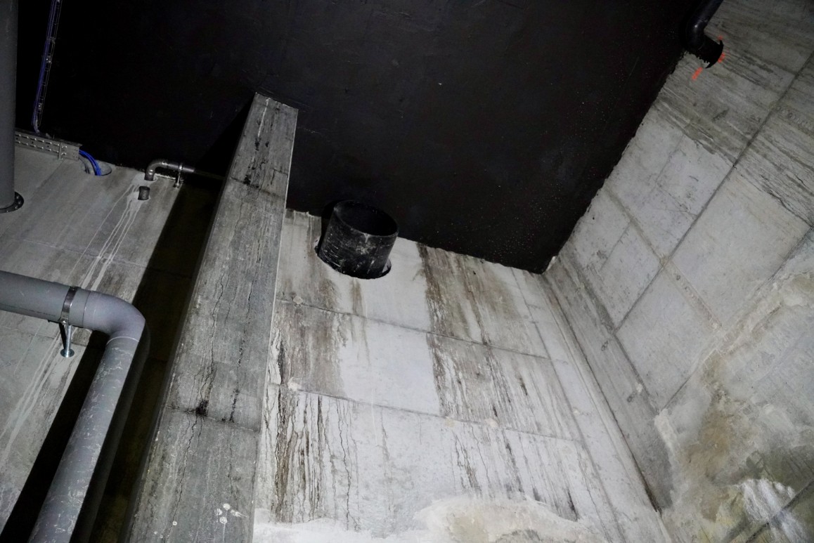 Hier sind wir im ersten von drei Räumen. Dieser hat ein Volumen von 80 Kubikmetern. Über das schwarze Rohr kommt das Regenwasser rein.