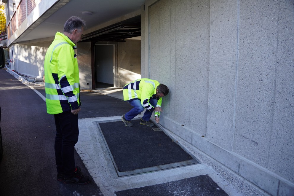 Unter dieser unscheinbaren Falltür passiert die Magie: Hier ist der Zugang zum Beckenbunker, den uns Mike Forster (Leiter Infrastrukturbauten bei ESG) vor der Inbetriebnahme zeigt.