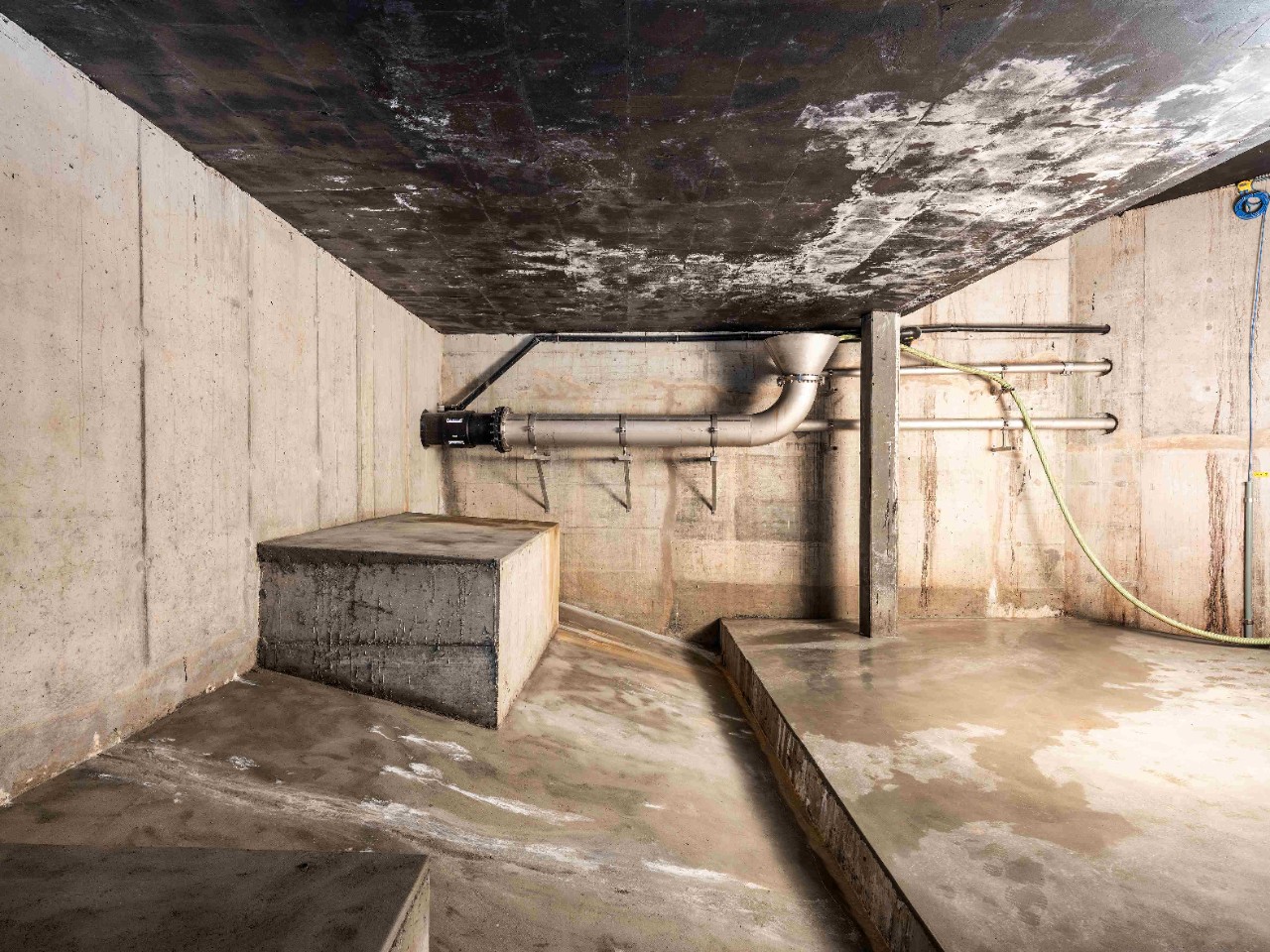 Sind die 450 Kubikmeter ausgeschöpft, hat es einen Not-Überlauf, der Übermengen regulieren kann. Generell ist aber das Ziel, dass nur 80 Liter pro Sekunde abgegeben werden, um die Kanalisation zu entlasten.