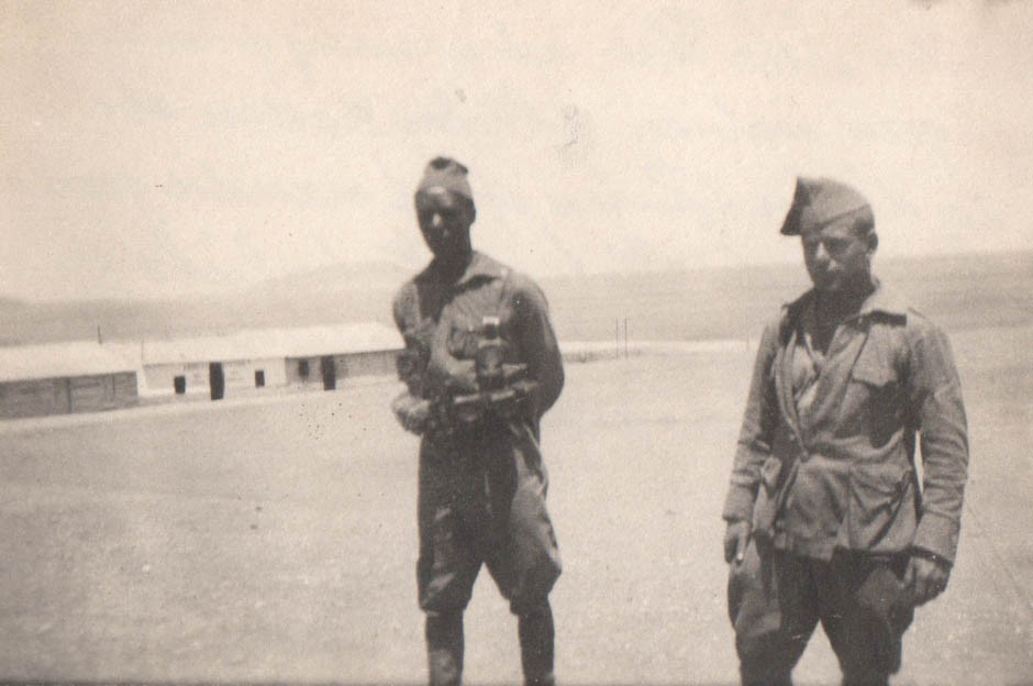 Zwei Männer vor dem Militärlager. (PA/X/55/8/7)