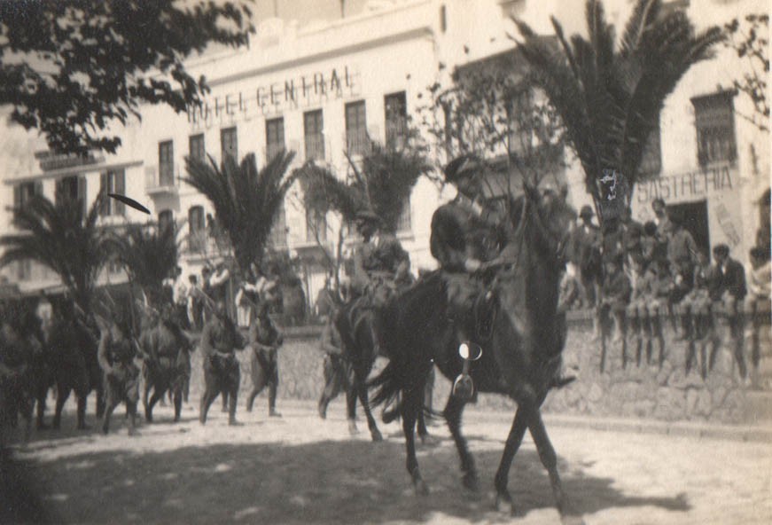 Mehal-la (Marokkanische Militäreinheit unter spanischer Führung) mit spanischem Hauptmann. PA/X/55/8/3
