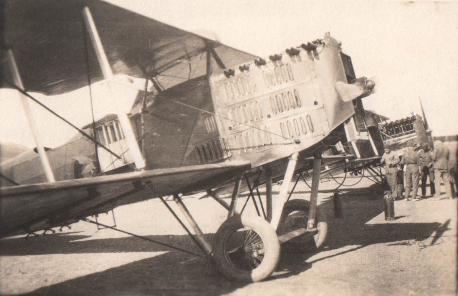 Flugfeld Tetuan, 6 Zylinder Motor (der zweite abgedeckt) der Breguet-Beobachter seitwärts unten Bomben Aufhänger, am Boden zwei 8 Kg. Bomben» (aus den Notizen von Walter Scherrer), PA/X/55/8/6