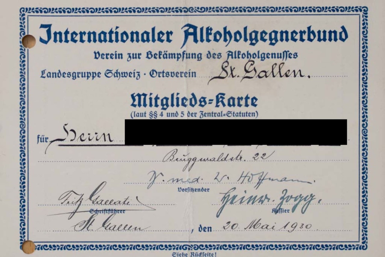 Auf der Rückseite der Mitgliedskarte sind zwei Paragrafen der Vereinssatzungen aufgedruckt. Die Mitgliedschaft war an die Abstinenz gebunden und erlosch mit dem Aufgeben dieser; per Ehrenwort war man verpflichtet, beim Aufgeben der Abstinenz Meldung zu machen und die Mitgliedskarte zurückzugeben. Im Archiv befinden sich lediglich zwei Mitgliedskarten. Warum wohl ebendieser Mitgliedsausweis von ‘Max Mustermann’ erhalten ist?