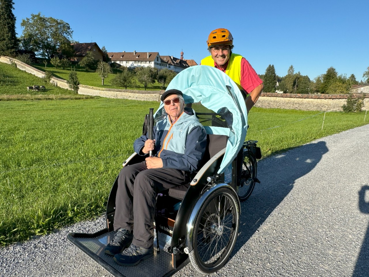 Andreas Hobi (ehem. Primarlehrer): Seit Sommer 2024 fahre ich Betagte im Auftrag des Vereins «Zeme unterwegs» in der E-Bike-Rikscha spazieren. Hier eine Abendfahrt mit meinem 90-jährigen Primarlehrer Florian Gasner, der mich im St.Leonhard von 1970–73 unterrichtet hat.