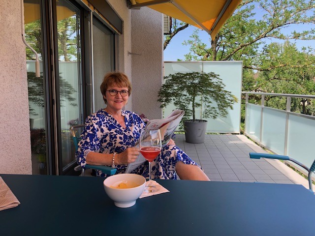 Jeannette Kindle (ehem. stv. Leiterin PD):  Im ersten Jahr des neuen Lebensabschnitts nehme ich mir bewusst Zeit für Musse, u.a. auf meiner schönen Terrasse. Und ich habe neue Hobbies begonnen: ich singe und ich tanze Linedance. 