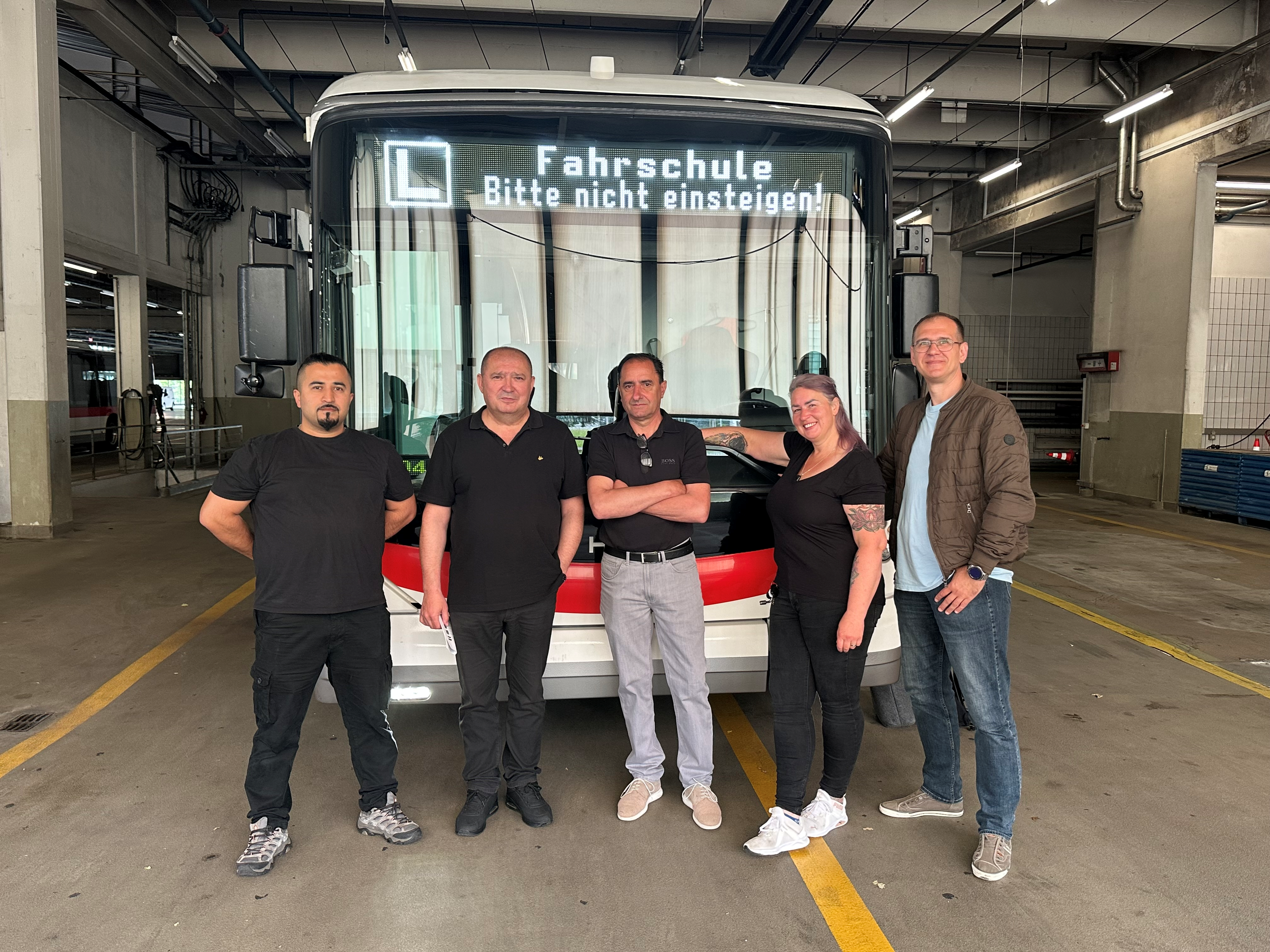 Von links nach rechts: Celik Hüseyin, Gacevic Petko, Ivandic Marko, Messner Marisa, Fatalchuk Serhii, Buschauffeure und Buschauffeurin, Verkehrsbetriebe St.Gallen