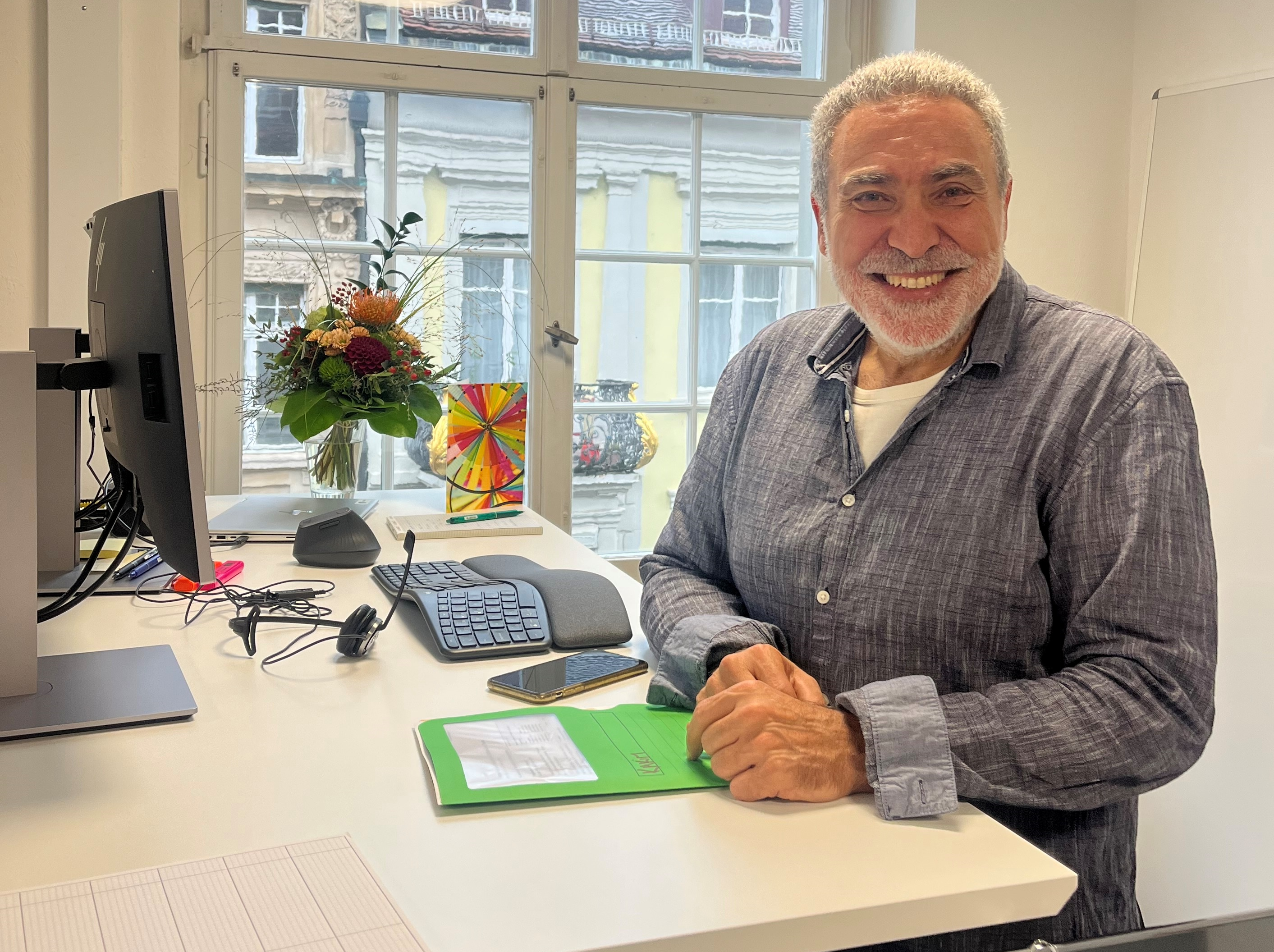 El Ayoubi Karim, Fachspezialist Kontrakte Projekte, Gesellschaftsfragen