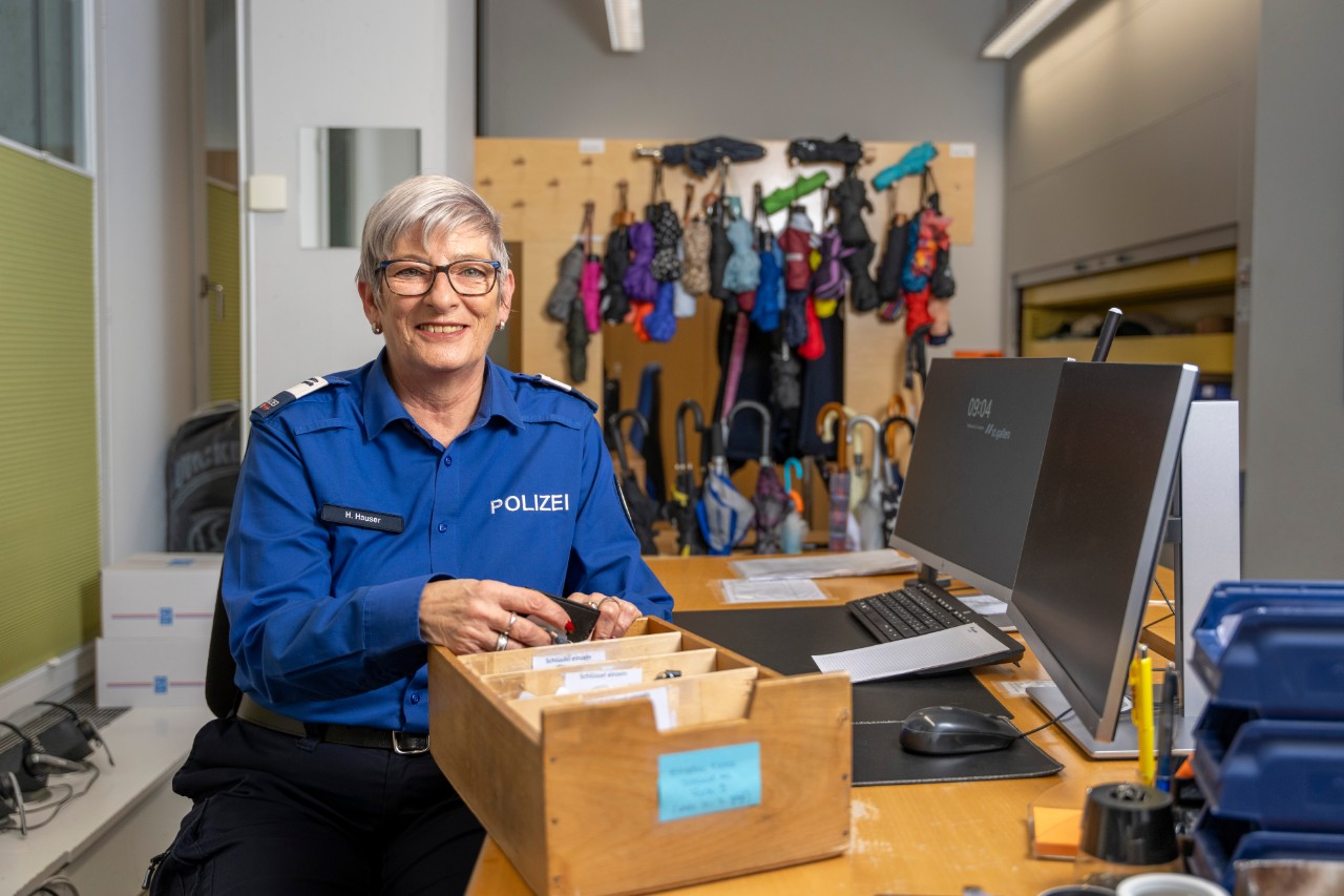 Helga Hauser, Sachbearbeiterin Info/Fundbüro, Stadtpolizei, nach 23 Dienstjahren auf den 31. März 2025