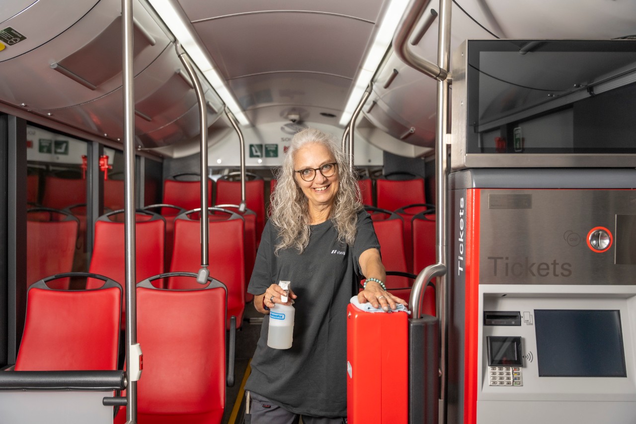 Conny Suter, Bus- und Gebäudereinigerin, Verkehrsbetriebe St.Gallen, nach  16 Dienstjahren auf den 31. Dezember 2025