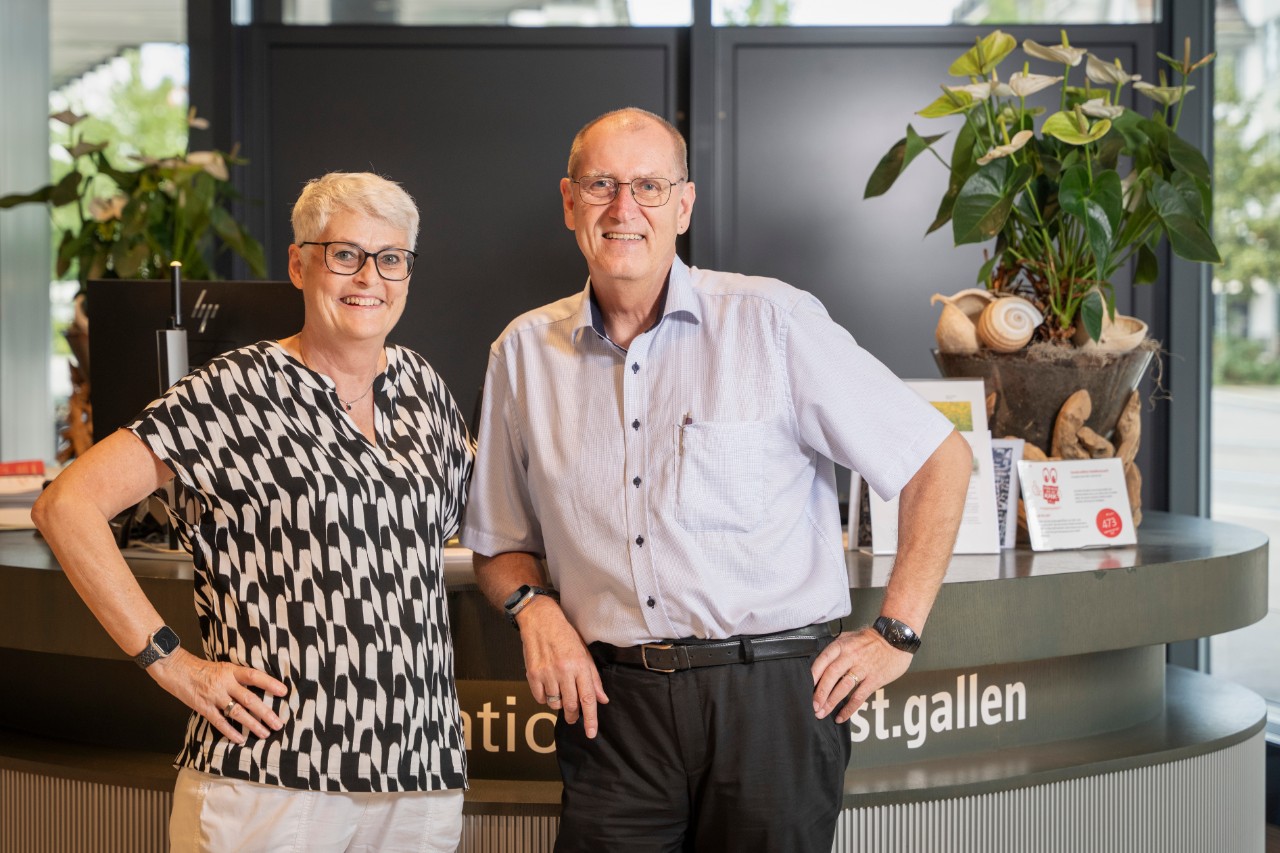 Ursula Aeby, Leiterin Sekretariat, Personaldienste, nach 25 und René Aeby, Stv. Leiter Information und Postdienst, nach 21 Dienstjahren auf den 31. Januar 2025