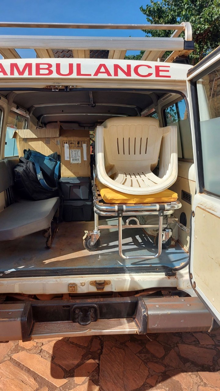 Man weiss sich zu helfen. Mit diesem Fahrzeug wird das Material für die Behandlungen transportiert.