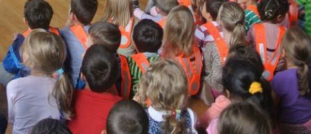 Kinderk&ouml;pfe von hinten