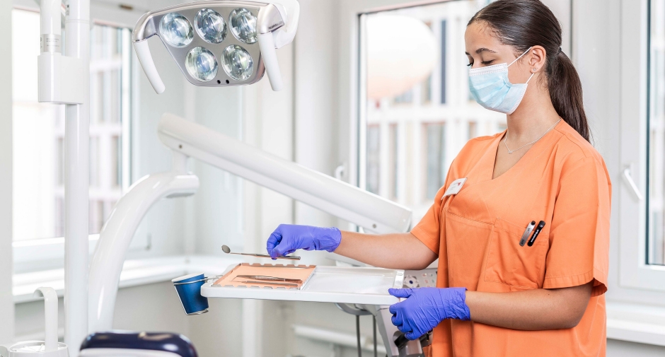 Dentalassistentin bei der Arbeit