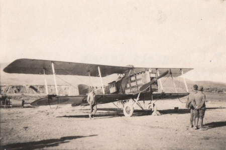Mit Walters Hintergrund in der Fliegerabteilung &uuml;berrascht es nicht, dass er auch in Marokko das Flugfeld der Spanier besuchte. PA/X/55/8/6