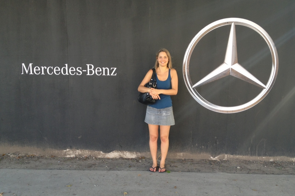 Sarah f&uuml;r dem Mercedes-Benz Logo