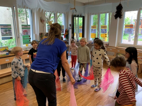 Petra M&uuml;ller zeigt den Kindern wie kreative Bewegung funktioniert.