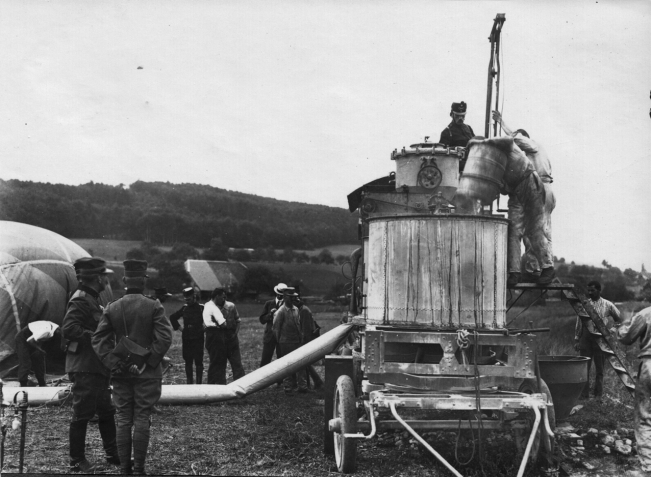 Mobile Bef&uuml;llung eines Gasballons.