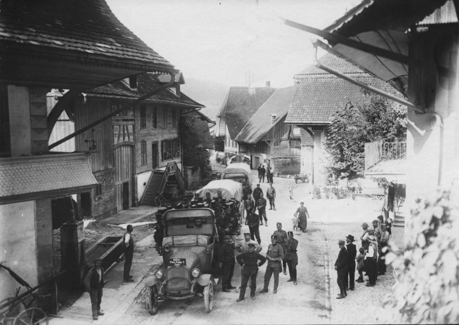 Transportumzug der milit&auml;rischen Balloneinheit im Jahre 1910.