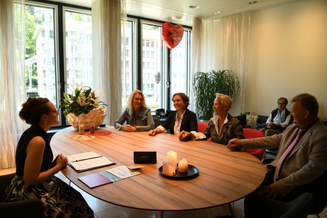 Stephanie Mogg, Leiterin des Zivilstandsamts, traut Andrea und Daniela Zillig.