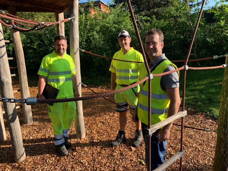 Die Spielplatztester Nicholas Scherrer, Edgar B&uuml;rki und Lukas Saborowski.