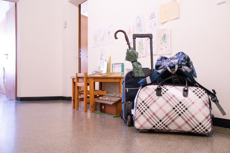 Reisetaschen im Flur der Sozialen Dienste St.Gallen. Fotos: Urban Rechsteiner