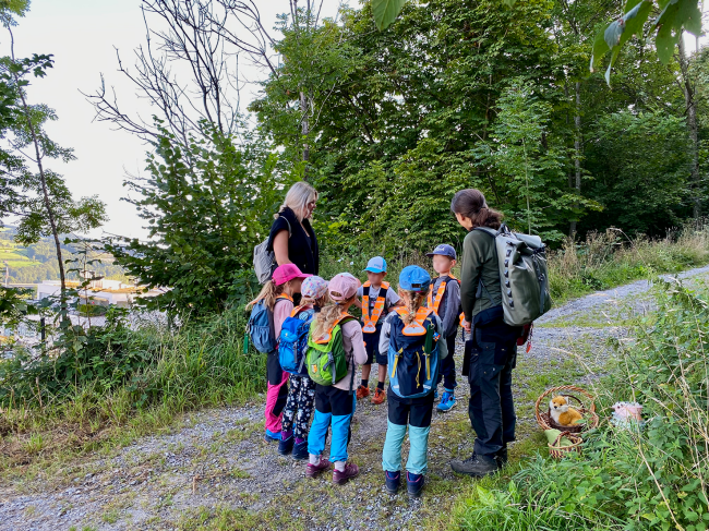 Kindergartengruppe am ersten Stopp