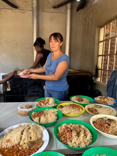 Kathleen Hahnenberg packt in der Suppenk&uuml;che einer Schule mit an. 