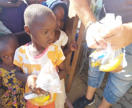 Kind aus Uganda bekommt eine Risoletto