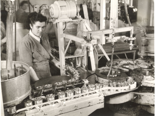 Arbeiterin an der Abf&uuml;llanlage in der Konservenfabrik