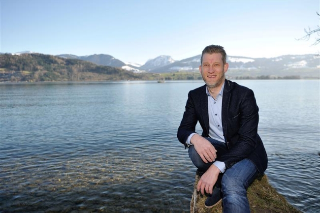 Alexander Linder am Seeufer. 