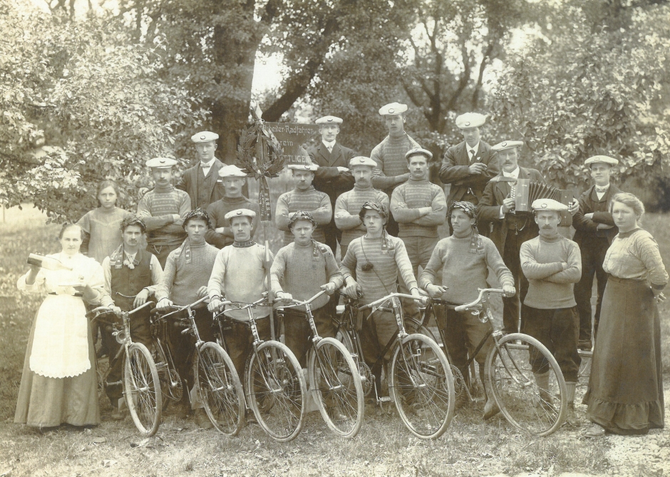 Arbeiter mit Ehefrauen und einfachen Velos. 