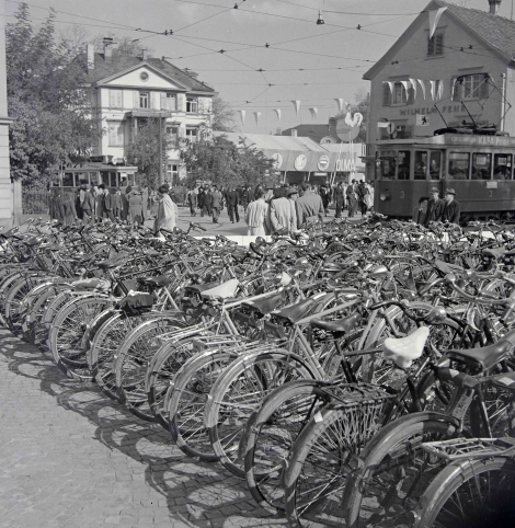 Um die Mitte des 20. Jahrhunderts sind Fahrr&auml;der bereits so verbreitet, dass Aufnahmen von der OLMA mit eigenen Veloparkpl&auml;tzen existieren. Quelle: StadtASG, PA Foto Gross, B6635    