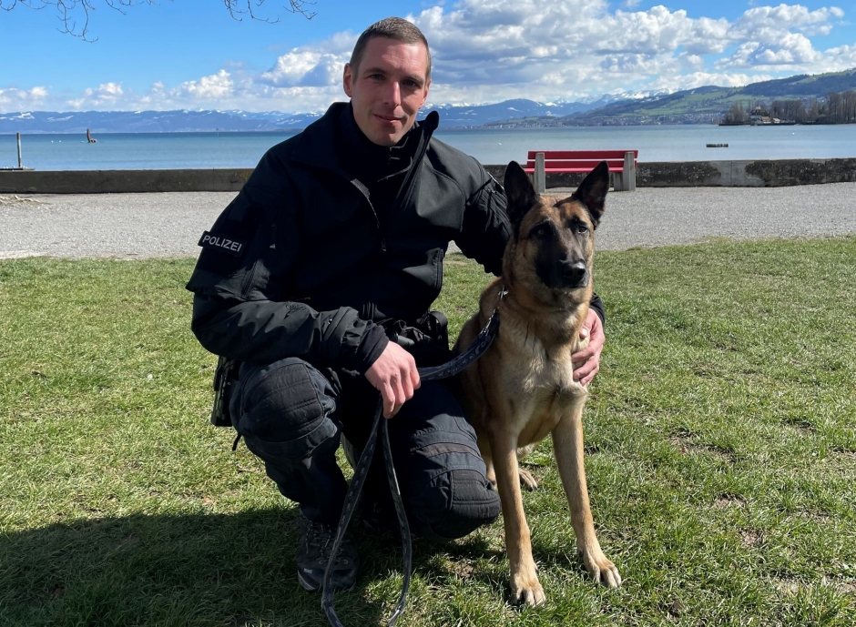 Stadtpolizist Manuel Egger und Diensthund Jasper. 