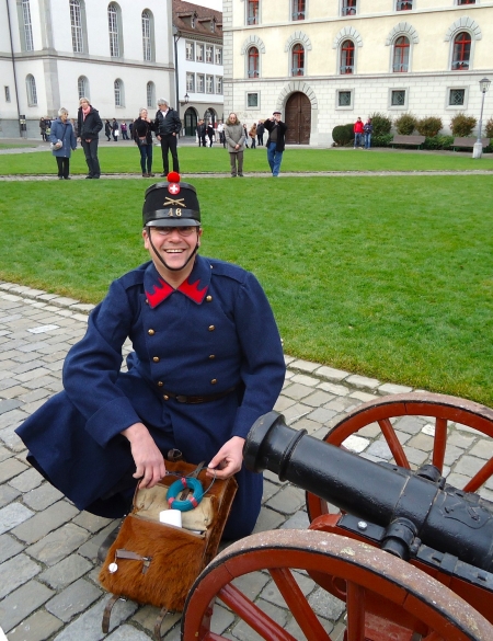 Roland Uhler mit Kanone