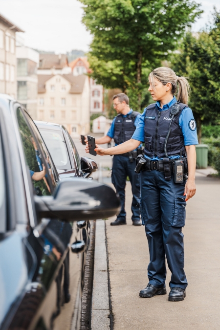 Sicherheitsassistenz bei einer Kontrolle in der Erweiterten Blauen Zone (EBZ)